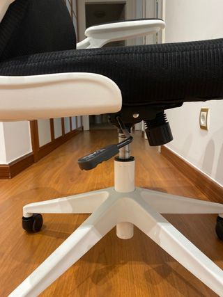 Silla de oficina ergonómica negra y blanca