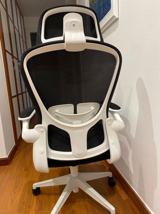 Silla de oficina ergonómica negra y blanca