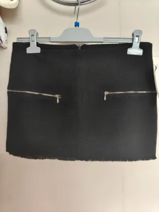 Falda corta negra con cremalleras