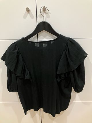 Blusa negra Mango con volantes