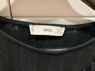 Blusa negra Mango con volantes