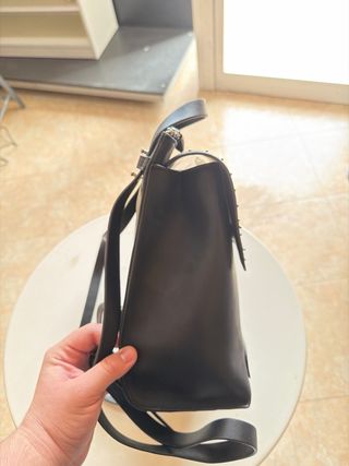 Mochila negra de cuero con tachuelas
