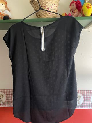 Blusa negra lunares y transparencias