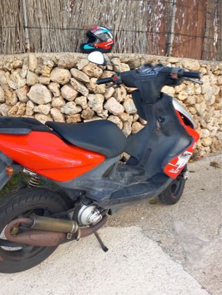Yamaha Aerox 50cc Scooter Roja y Plateada