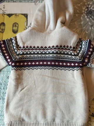 Chaqueta con cremallera y capucha