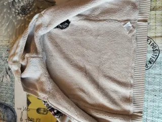 Chaqueta con cremallera y capucha