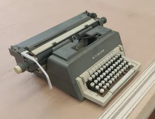 Máquina de escribir Olivetti LINEA 98