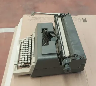 Máquina de escribir Olivetti LINEA 98