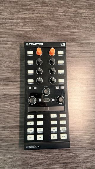 Controlador Traktor X1 con funda