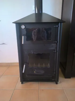 Estufa de leña con horno, tubos y accesorios.