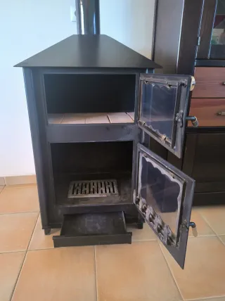 Estufa de leña con horno, tubos y accesorios.