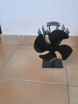 Estufa de leña con horno, tubos y accesorios.