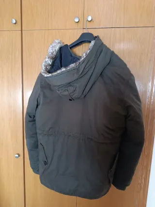Chaquetón con capucha verde