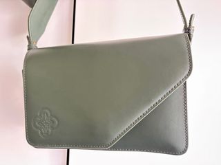 Bolso Pinko Verde con funda para auriculares apple