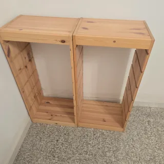 Estantería de madera con cubos