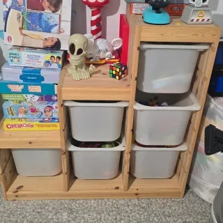 Estantería de madera con cubos