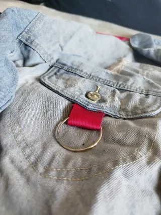 Chaqueta vaquera con detalles rojos