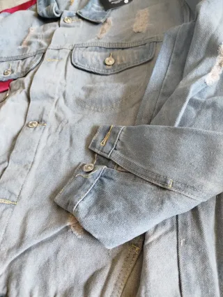 Chaqueta vaquera con detalles rojos