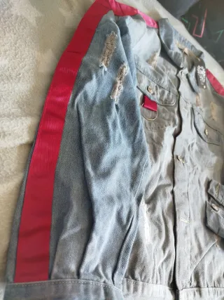 Chaqueta vaquera con detalles rojos