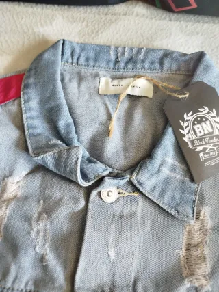 Chaqueta vaquera con detalles rojos