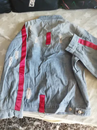 Chaqueta vaquera con detalles rojos