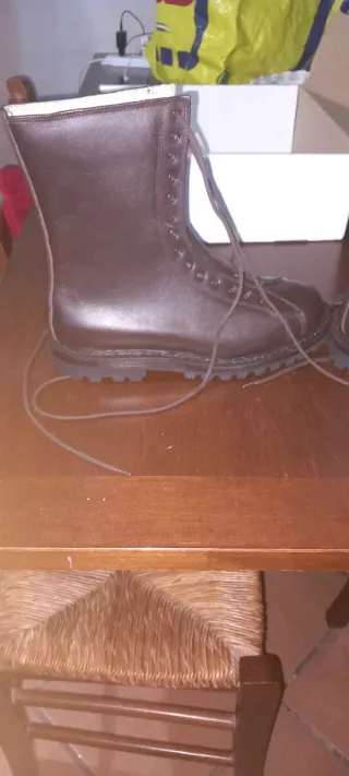 Stivali militari marroni nuovi