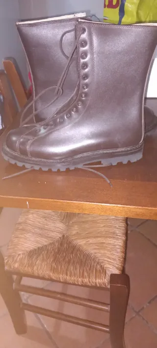 Stivali militari marroni nuovi