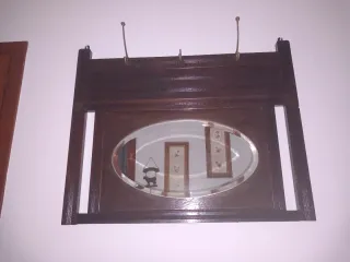 Perchero antiguo de madera con espejo