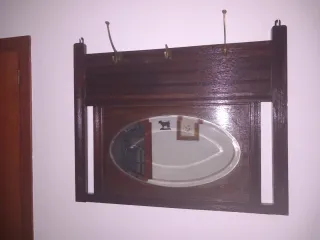 Perchero antiguo de madera con espejo