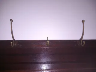 Perchero antiguo de madera con espejo