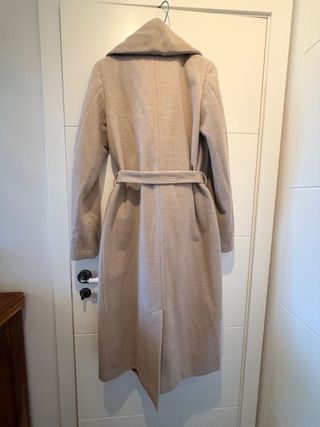 Abrigo largo ONLY beige con cinturón