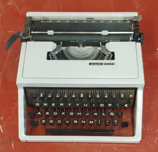 Máquina de escribir Olivetti DORA