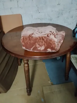 Mesa redonda de madera con manta