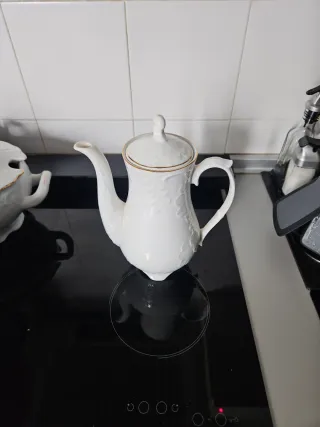 Vajilla de porcelana con detalles dorados