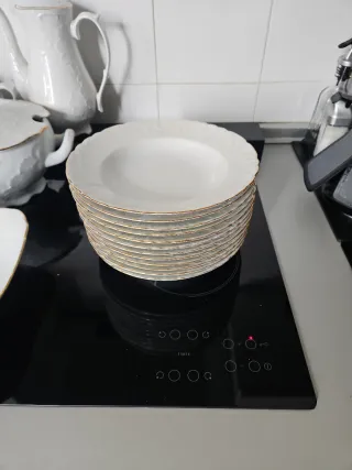 Vajilla de porcelana con detalles dorados
