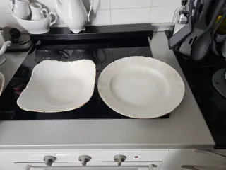 Vajilla de porcelana con detalles dorados