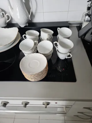 Vajilla de porcelana con detalles dorados