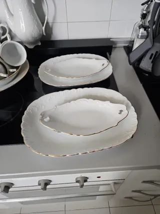 Vajilla de porcelana con detalles dorados