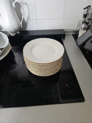Vajilla de porcelana con detalles dorados