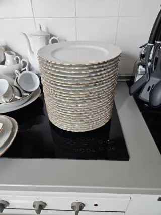 Vajilla de porcelana con detalles dorados