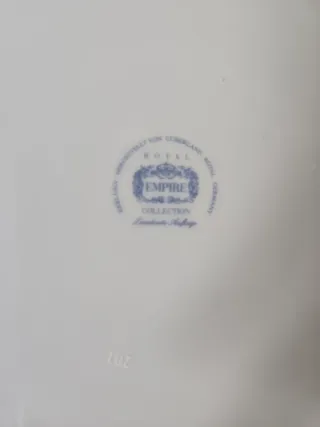 Vajilla de porcelana con detalles dorados