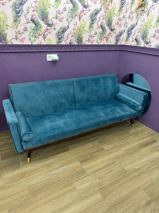 Divano letto in velluto blu elegante e funzionale