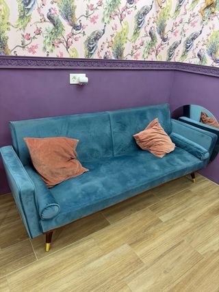 Divano letto in velluto blu elegante e funzionale