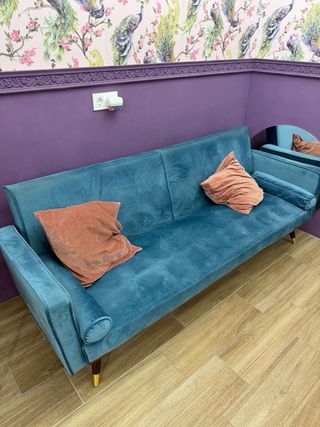 Divano letto in velluto blu elegante e funzionale