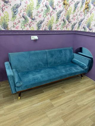 Divano letto in velluto blu elegante e funzionale