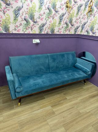 Divano letto in velluto blu elegante e funzionale