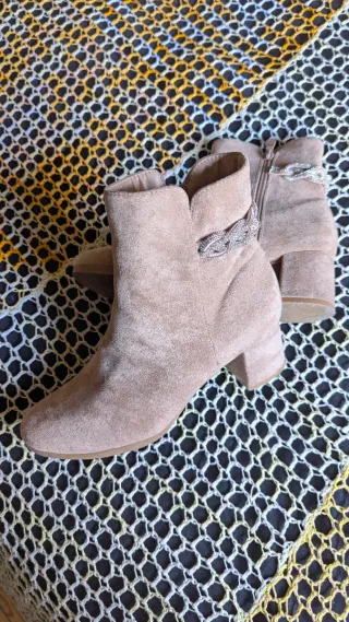 Botines beige con adorno trasero plateado