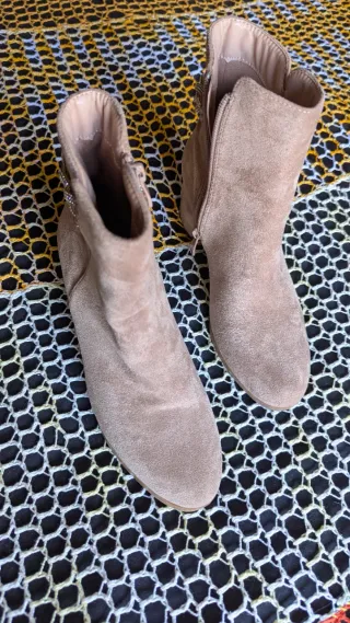 Botines beige con adorno trasero plateado