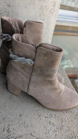 Botines beige con adorno trasero plateado