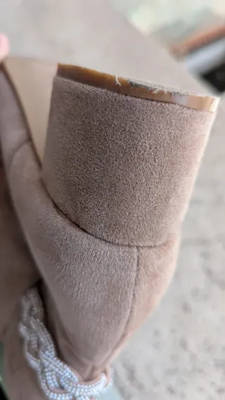 Botines beige con adorno trasero plateado